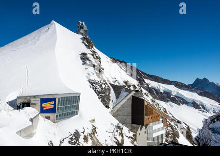 Vista sul Jungfraujoch stazione di osservazione e il ghiacciaio di Aletsch, 31 ottobre 2017, Jungfraujoch, Svizzera. Foto Stock