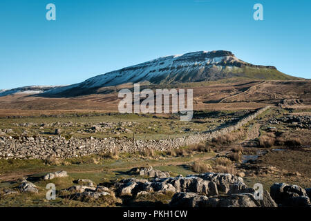 Vista sulle vette Pen-y-Ghent in North Yorkshire, giovedì 28 dicembre 2017, Yorkshire Dales, Inghilterra. Foto Stock