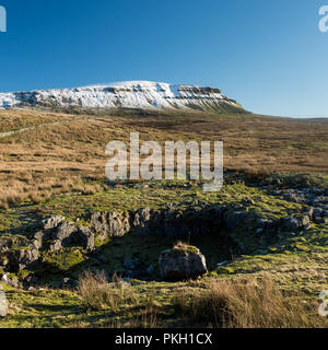 Vista sulle vette Pen-y-Ghent in North Yorkshire, giovedì 28 dicembre 2017, Yorkshire Dales, Inghilterra. Foto Stock