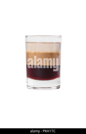 Variopinti cocktail stratificato, con vetro trasparente e colorato con bevanda al gusto di caffè, panna, bacche, ciliegie, alcolico, vista laterale isola Foto Stock