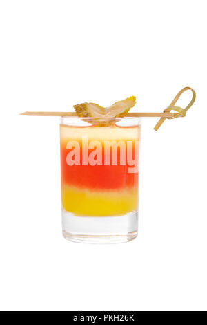 Variopinti cocktail stratificato, con vetro trasparente e colorato, bevanda alcolica, con il sapore del pomodoro, limone, con gli spiedini di cetriolo salato, sid Foto Stock