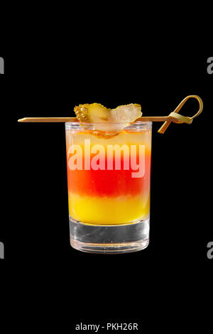 Variopinti cocktail stratificato, con vetro trasparente e colorato, bevanda alcolica, con il sapore del pomodoro, limone, con gli spiedini di cetriolo salato, sid Foto Stock