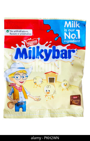 Pacchetto di Nestlé lattiginoso bianco barra pulsanti di cioccolato isolato su sfondo bianco - latte è il nostro no. 1 ingrediente Foto Stock