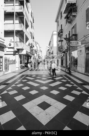 Pescara (Italia) - Il moderno centro storico della città di mare nella regione Abruzzo, durante un estate la domenica mattina. Foto Stock