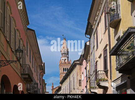 Mazzini street nel centro di Crema con il campanile della cattedrale in background, Lombardia, Italia Foto Stock