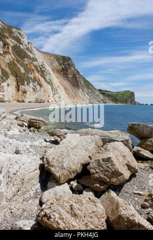 Uomo O'guerra spiaggia rocciosa di Dorset Foto Stock