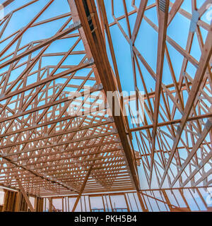 Guardando il nuovo travi in legno edificio ad angolo ampio Foto Stock