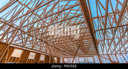 Guardando il nuovo travi di legno di costruzione di ampia pano Foto Stock