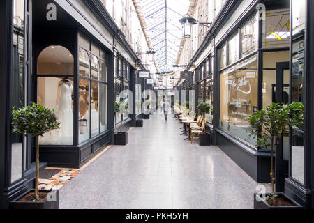 Cardiff, Regno Unito - 07 Settembre 2017: quarto castello Arcade con negozi e negozi di caffè nel centro di Cardiff. Foto Stock