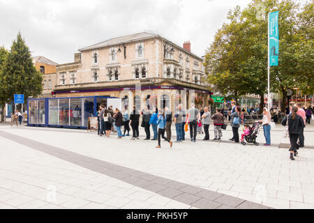 Cardiff, Regno Unito - 07 Settembre 2017: Le persone sono in coda per un sandwich gratuiti forniti da Lurpark in Cardiff City Centre. Foto Stock