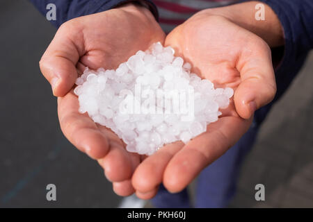 La grandine in Caucaso Mani donna dopo la tempesta di grandine Foto Stock