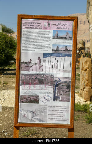 I Colossi di Memnon, due enormi statue di pietra del faraone Amenhotep III, presso la necropoli tebana a Luxor, Egitto, Africa Foto Stock