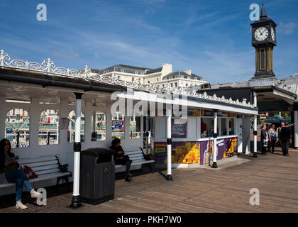 Svuotare tavolo e sedie che si affaccia su Beach sceene su pietra Spiaggia Brighton SUSSEX REGNO UNITO Foto Stock