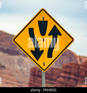 Cartello stradale con rocce rosse in background Foto Stock