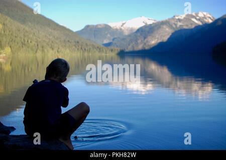 I laghi di montagna e dei ghiacciai del BC Canada offrono splendida serata viste riflettente mentre backpacking con i vostri bambini e la famiglia. Foto Stock