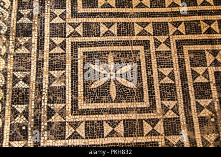 Antico mosaico romano nella città di Pola, in Croazia. Pavimento a mosaico la punizione di Dirce Foto Stock