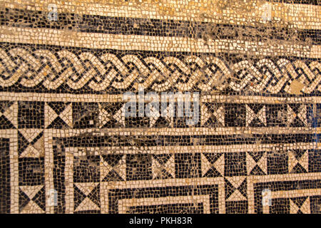 Antico mosaico romano nella città di Pola, in Croazia. Pavimento a mosaico la punizione di Dirce Foto Stock