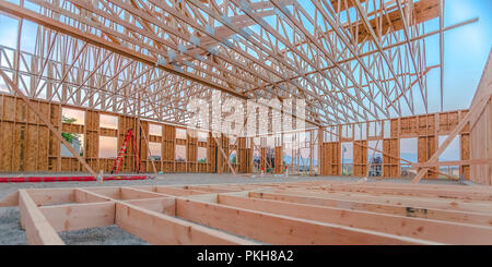 Pavimento in sabbia e travi in legno nel nuovo cantiere pano Foto Stock