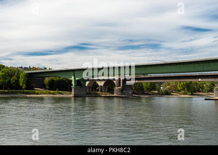 Calcestruzzo ponte stradale sull'autostrada su di un fiume in Germania occidentale su uno sfondo di cielo blu. Foto Stock