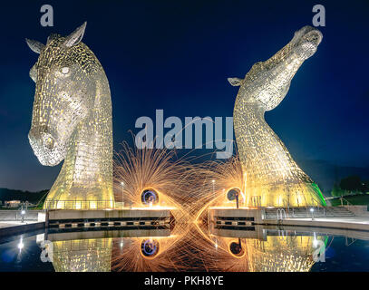 Falkirk Kelpies su 27 Agosto 2018 - lana di acciaio fotografia utilizzando una lunga esposizione fra i due Kelpies Foto Stock