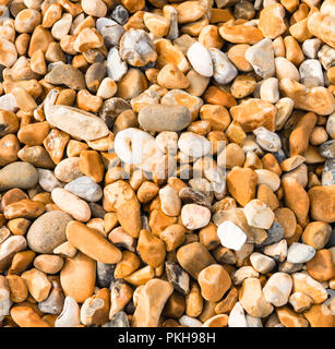 Un'immagine quadrata di ciottoli prelevati a Winchelsea Beach in East Sussex, Inghilterra. 30 Agosto 2018 Foto Stock