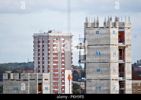 Lavori di costruzione continua sui nuovi edifici di appartamenti in Nine Elms, a sud di Londra. Sep 2018. Foto Stock