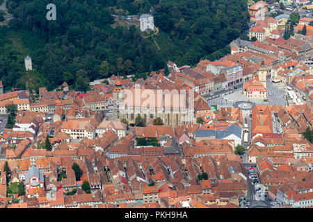 Guardando verso il basso sulla Biserica Neagră (Chiesa Nera) in Brasov da Tâmpa, Brasov, Romania. Foto Stock