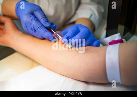 Close-up test di sangue dalla vena presa dal medico sul tavolo. Foto Stock