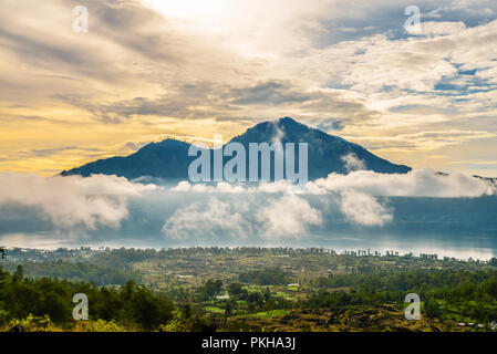 Bellissima vista sul vulcano Agung dal peack del vulcano Batur All'alba Foto Stock