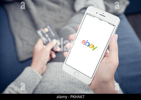 Kiev, Ucraina - 24 Gennaio 2018: Donna azienda Apple Iphone 8 plus con caricamento di Ebay mobile app a casa closeup. Foto Stock