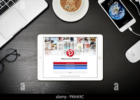 Kiev, Ucraina - Fabruary 6, 2018: Apple iPad oro con Pinterest app sullo schermo sulla scrivania nera, vista dall'alto. Pinterest è una lavagna di sughero-style foto-shari Foto Stock