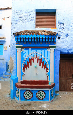 Fontana pubblica su una strada della medina di Chefchaouen, in Marocco. Foto Stock