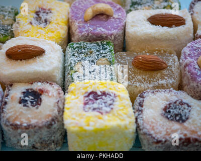 Spirito di Istanbul mercato - varietà di delizie Turche. close up shot con profondità di campo Foto Stock