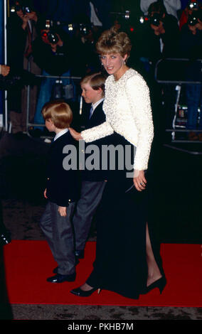 Londra, Regno Unito. La principessa Diana, il principe Harry e il principe William, circa all'inizio degli anni novanta. Sottotitoli per il 20 aprile 2011. Ref: LMK11-28015-200411 Landmark/MediaPunch Foto Stock