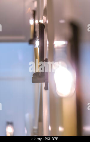 Luci bianche in una fila da vicino Foto Stock
