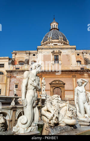 Vista verticale della Fontana del Pretorio a Palermo, Italia con Santa Caterina chiesa in background Foto Stock