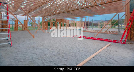 Travi in legno e scale di colore rosso nel cantiere pano Foto Stock