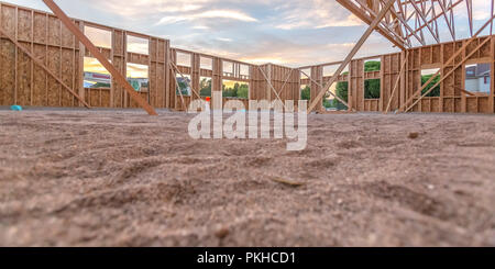 Travi in legno e area di sabbia nella costruzione di pano Foto Stock