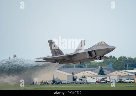 Oshkosh, WI - 28 Luglio 2018: un F-22 prendendo il largo con pieno afterburner in corrispondenza di un'esibizione aerea Foto Stock