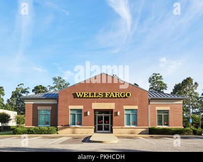 Wells Fargo Bank anteriore ingresso esterno che mostra il logo aziendale e firmare a Montgomery in Alabama, Stati Uniti d'America. Foto Stock