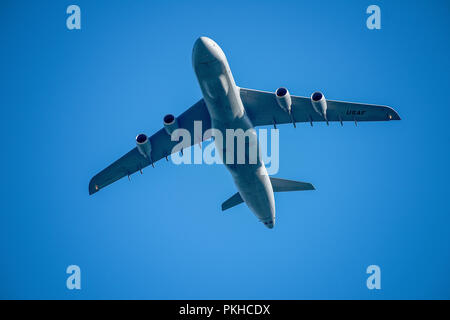 Oshkosh, WI - 28 Luglio 2018: Una C-5 Galaxy flying overhead a un'esibizione aerea Foto Stock