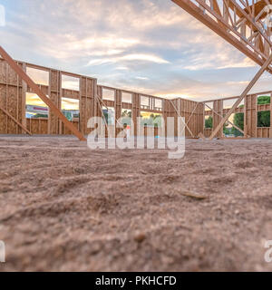 Travi di legno nella zona di sabbia nella costruzione di square Foto Stock