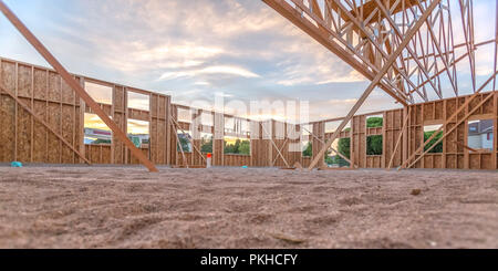 Travi di legno nella zona di sabbia nella costruzione di ampia pano Foto Stock