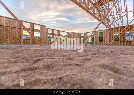 Travi di legno nella zona di sabbia nella costruzione Foto Stock