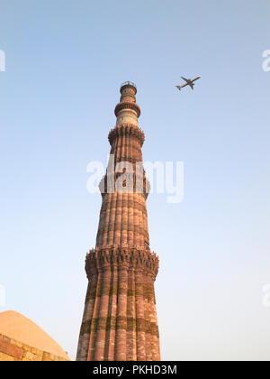 La Qutub Minar con un aereo fyling nel cielo, Agra India Asia, Foto Stock