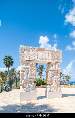 Israele, Tel Aviv - 07 Settembre 2018: Statua di fede una scultura di Daniel Kafri nel parco Abrasha, Jaffa Foto Stock