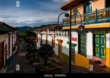 Colorfully di legno verniciato di balconi e finestre sono visto in una casa coloniale durante il Sunrise in Jericó, un villaggio nella regione di caffè (Zona cafete Foto Stock