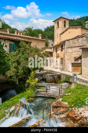 Idillica vista in Rasiglia, piccolo villaggio nei pressi di Foligno, in provincia di Perugia. Umbria, Italia. Foto Stock