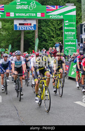 Tour della Gran Bretagna 2018. Vincitore del Tour de France Geraint Thomas (sulla sinistra), equitazione per Team Sky attraversa il traguardo di tappa 6 a Whinlatter Visitor Center. Foto Stock