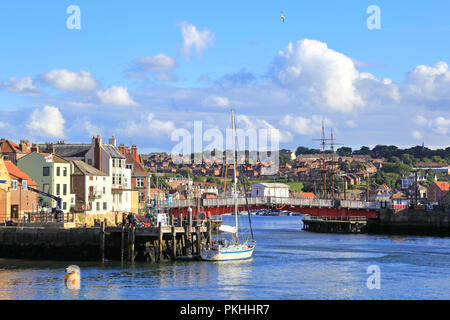 Yacht in basso porto sul fiume Esk verso il Ponte Girevole, Whitby, North Yorkshire, Inghilterra, Regno Unito. Foto Stock